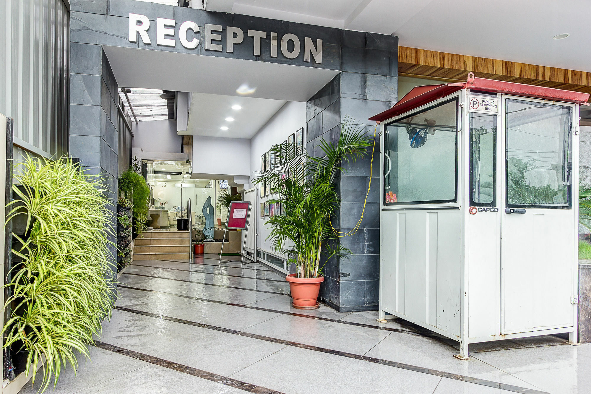 Отель Treebo Daksh Residency Индаур Экстерьер фото